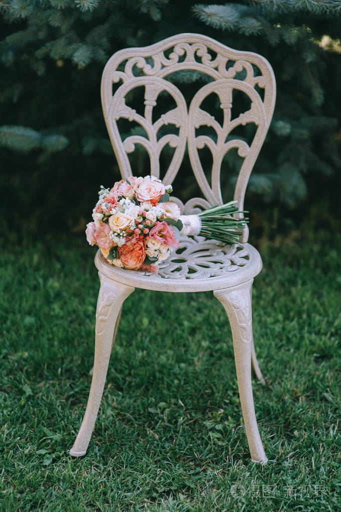 婚礼花在椅子上