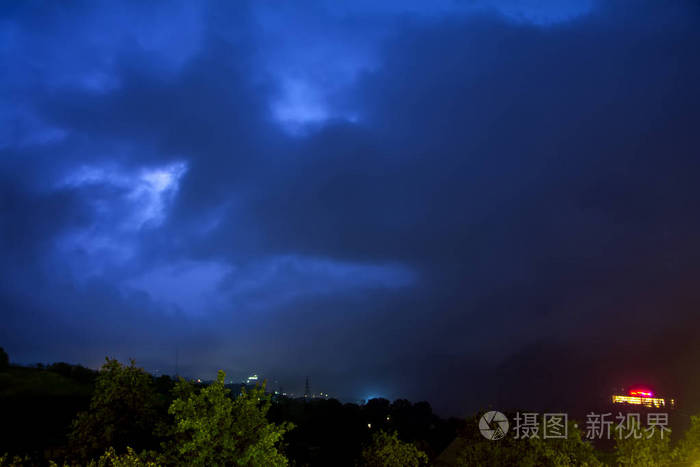 闪电风暴在山上。 迪利扬亚美尼亚戏剧性夜晚的雷暴