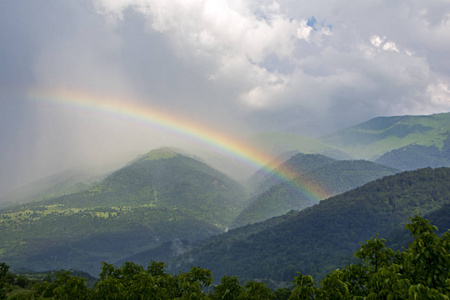 一道美丽的大彩虹,在亚美尼亚的迪利延地区,在山林和薄雾的背景下