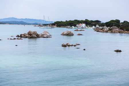 蓝绿色和透明的海洋周围的拉马达莱娜撒丁岛。 美丽而清澈的海滩