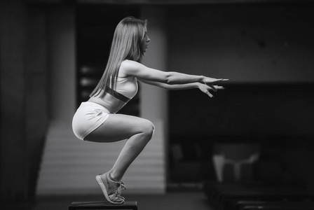 美丽强壮运动的年轻白种人健身女孩，长发锻炼训练，在健身房锻炼腹肌肌肉，提出健身保健饮食和健身运动概念
