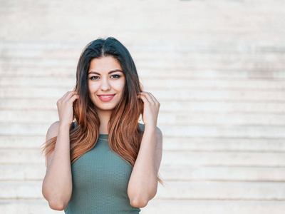 女人与东方的脸, 棕色的眼睛和时尚的贝尔奥伯尔染色长 haistyle 的