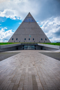 阿斯塔纳是大草原的首都。哈萨克斯坦，阿斯塔纳，2018年6月。