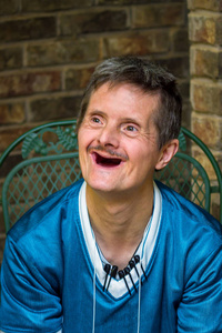 一个患有唐氏综合症的老人露出了巨大的微笑.