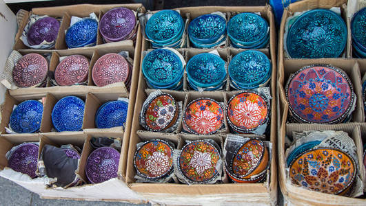 集市上的传统土耳其陶瓷盘子图片