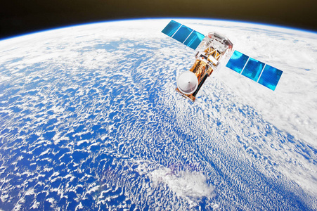 卫星对来自太空行星地球的云层和其他天气参数进行了调查.