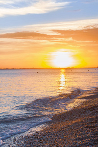 美丽的夏日日落，云层笼罩在海面上