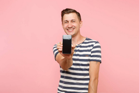 条纹T恤男子肖像，显示手机相机与空白黑色空屏复制空间隔离在趋势粘贴粉红色背景。 人们真诚的情感观念。 广告区域