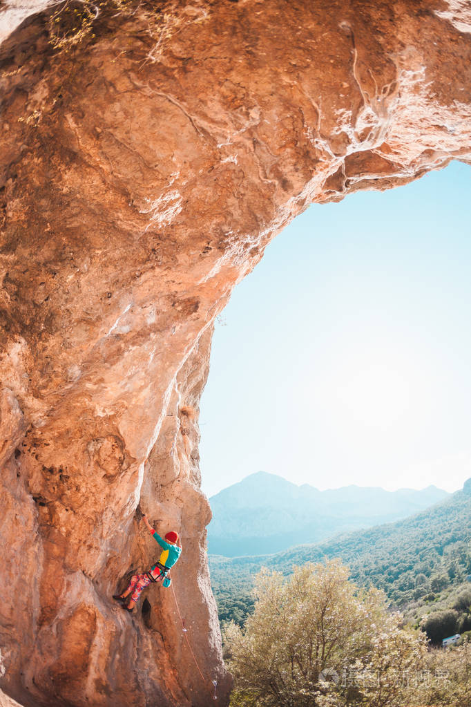 运动员在自然的解脱中训练. 这位运动员克服了一条艰难的攀登路线.