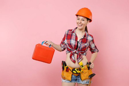 压迫性占领强壮的年轻杂工女人在橙色头盔格子衬衫牛仔短裤工具带充满