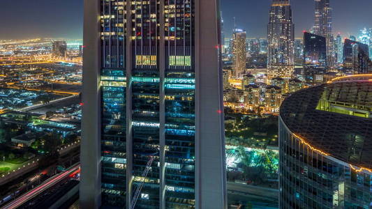 迪拜市中心天际线夜间时间推移与最高建筑和谢赫扎耶德道路交通阿联酋。 从摩天大楼屋顶的空中俯瞰，有照明的现代塔楼