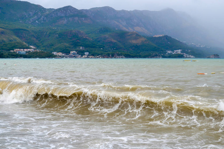 暴风雨天气下的海浪。 浊浪。 海岸上的低云。 蒙特纳格林海滩在雨天。 黑山的海洋和山脉。 布娃娃。 beci