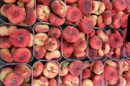 水果和浆果在匈牙利首都布达佩斯的市场上出售