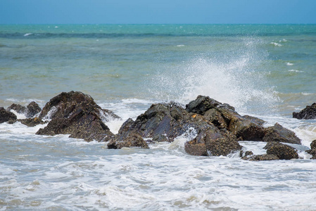 夏天，白色的海浪拍打着海岸的岩石.泰国