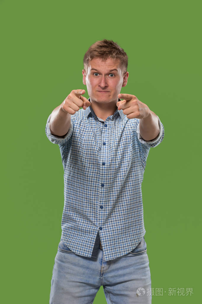 傲慢的商人点你, 想要你, 半长特写肖像在绿色背景上