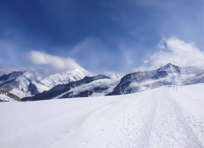 令人惊叹的美丽全景，白雪皑皑的Bernese山阿尔卑斯山景观在Jungfrau地区，BerneseOberland，瑞士，欧洲之