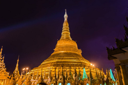 缅甸仰光夜间的Shwedagon宝塔