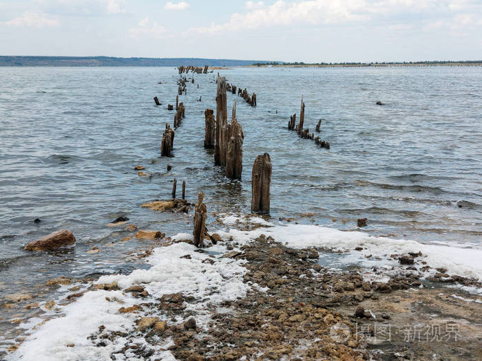 乌克兰敖德萨附近的咸河口库亚尔尼克死湖阳光明媚的天气木棍倒在蓝色
