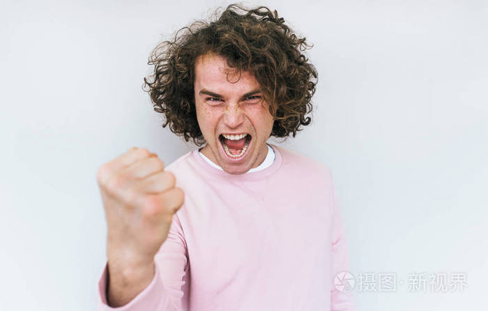 特写演播室拍摄的疯狂愤怒的人尖叫的人紧握拳头因为