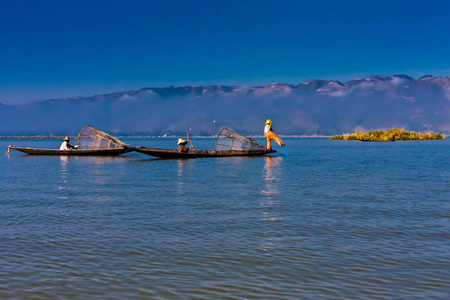 缅甸丹吉岛因乐湖上的渔民