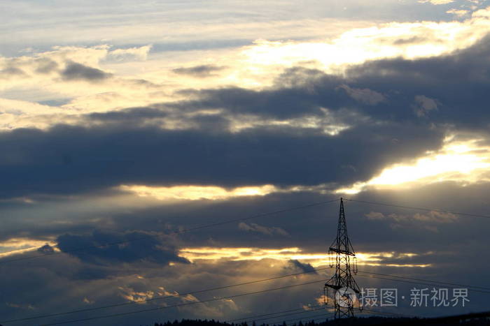 太阳坐在地平线上，结束了一天