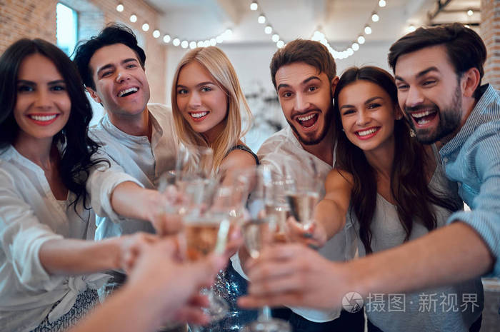 让聚会开始吧! 一群年轻人在一起玩得很开心.