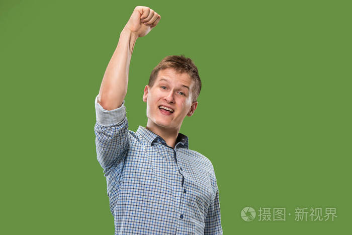 赢得成功的人快乐欣喜若狂庆祝成为赢家男性模型的动态能量图像