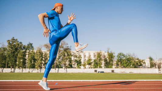 男性转到冠军年轻男性运动员在阳光明媚的日子里独自沿着体育场的赛道