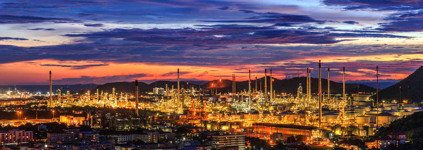 泰国炼油厂和化工厂油罐储油和管道。