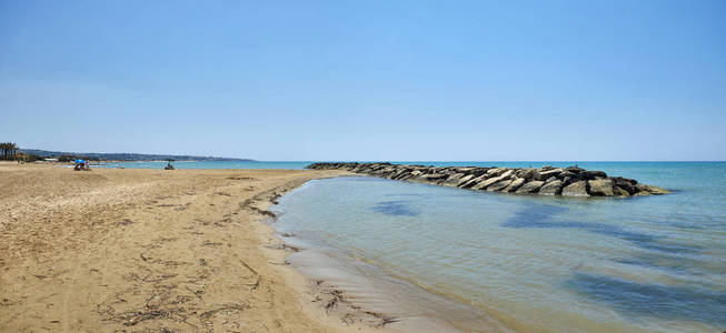 意大利西西里地中海南部东部沙质海岸线多纳卢卡塔海滩拉古萨省人们在海滩上