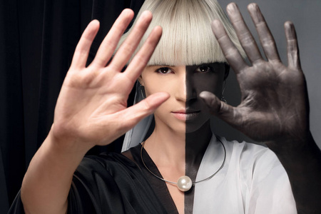 一个女孩的肖像半黑和白.混血儿, 混合种族, 非洲和欧洲照片