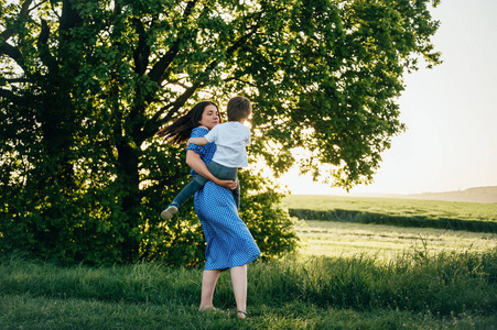 幸福的家庭一起休息. 家照片