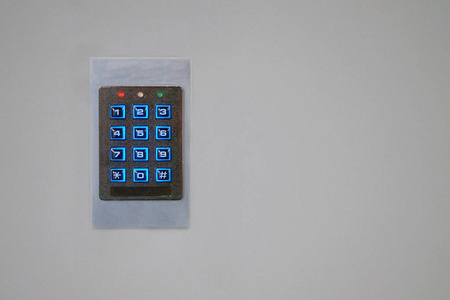 安全密码键盘上打开家庭之门。 密码代码安全键盘系统在公共建筑中受到保护。 安全密码组合来解锁门