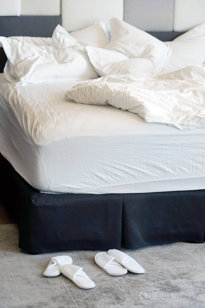 的夜间后关闭未完成或凌乱的床带装饰室的脏床用过的床单和枕头弄乱了