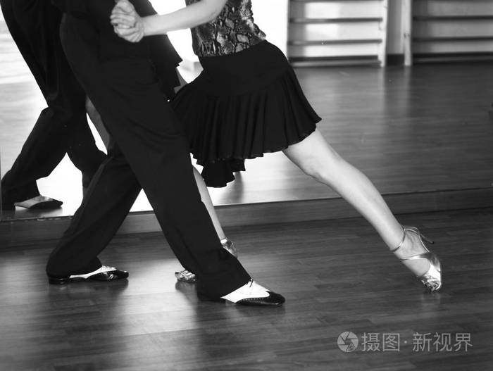 舞会舞蹈萨尔萨舞舞蹈演员教官男女夫妇在嘘冷排练室跳舞