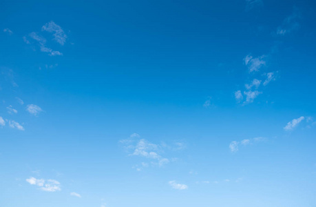 蓝天和白云在白天的图像,用于背景使用. (横向)照片