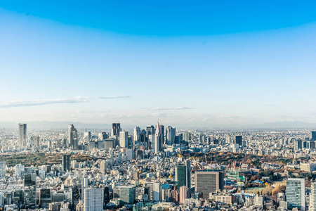 日本东京罗蓬吉山蓝天下新宿的亚洲商业理念房地产与企业建设全景现代城市天际线鸟眼鸟瞰