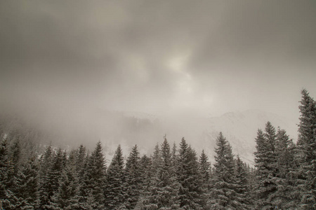 美丽的冬季高山景色与清新的雪雾云