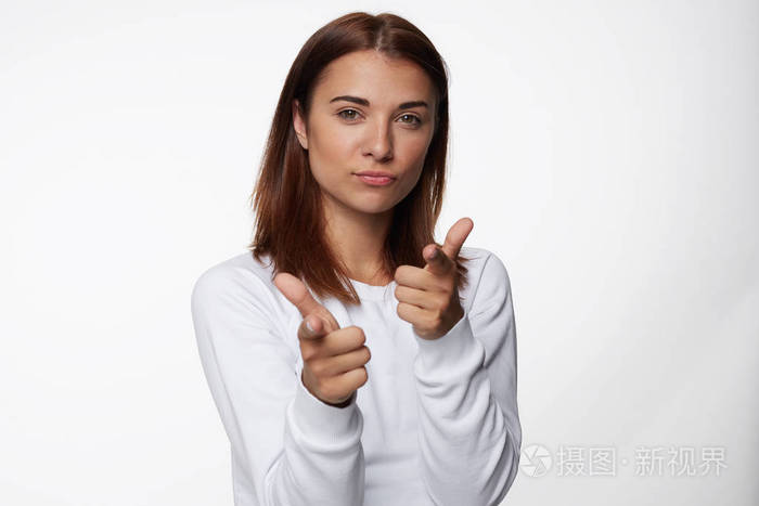 快乐,可爱,少女的肖像,充满喜悦的表情,用前前手指直接在镜头前,选择