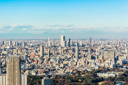 日本东京罗蓬吉山蓝天下新宿的亚洲商业理念房地产与企业建设全景现代城市天际线鸟眼鸟瞰