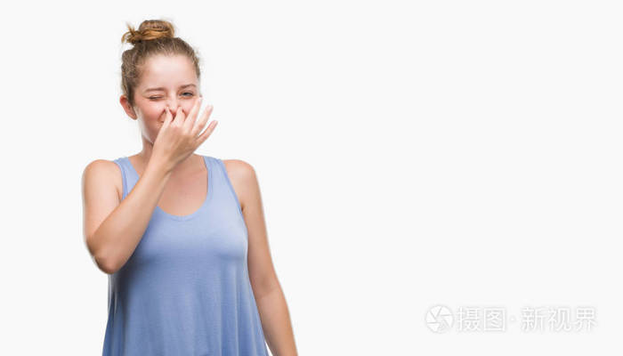 用手指在鼻子上屏住呼吸