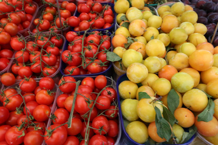 新鲜蔬菜在布达佩斯市的集市上出售
