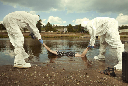 穿黑色衣服的妇女在城市夏河岸附近被淹死照片