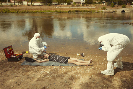 穿黑色衣服的妇女在城市夏河岸附近被淹死照片