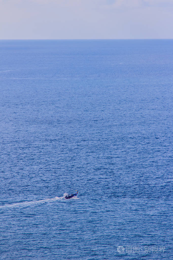 五颜六色的海洋景观与渔夫船在深蓝色的海面下蓝天在阴天在泰国普吉岛