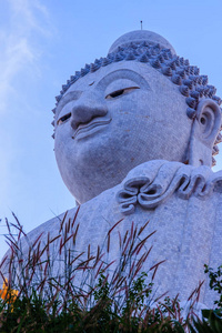 令人惊叹的巨大白色大理石佛像，泰国普吉岛山顶上著名的旅游景点。