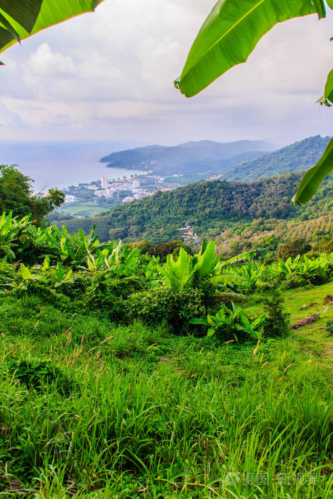 美丽的全景山景从山大佛在泰国普吉岛.