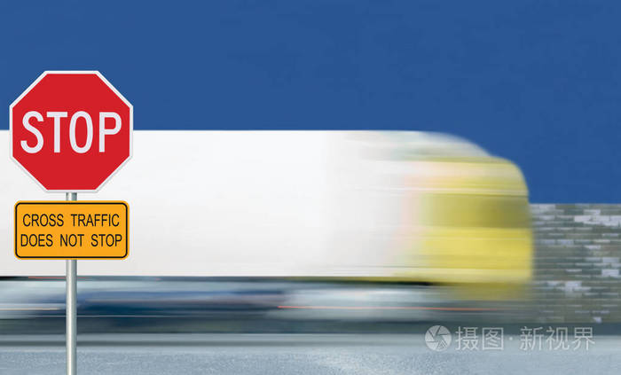 红色停车标志运动模糊的卡车车辆交通背景让位监管警告八角形白色八角形框架黄色交叉交通不停车文字标志金属杆柱蓝天