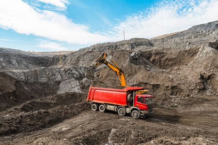 矿山卡车开采机械从露天煤矿运煤到煤炭生产照片