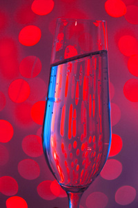 香槟起泡葡萄酒杯波塞科卡瓦在迪斯科派对酒吧婚礼期间，在伊比萨西班牙，灯光后面。